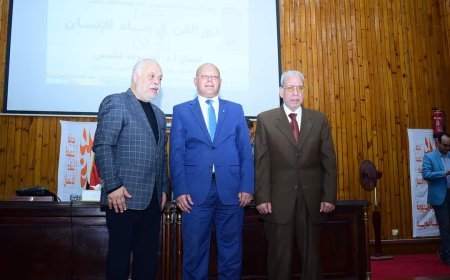 جامعة سوهاج تستضيف نقيب المهن التمثيلية في ندوة تثقيفية عن دور الفن في بناء الإنسان