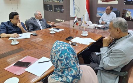 " أشرف منصور "  يتابع الموقف التنفيذي لمرافق شق الثعبان بحضور ممثليها