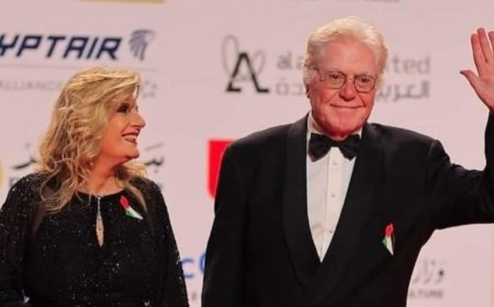 الحزن يسيطر علي ملامحه.. وصول حسين فهمي وزوجته افتتاح مهرجان القاهرة السينمائي