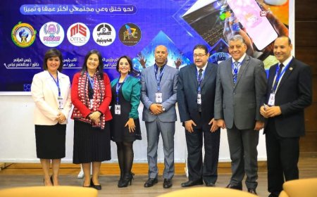 تكريم الدكتورة هويدا مصطفى عميدة كلية الإعلام فى المؤتمر العربي للإعلام الرقمي