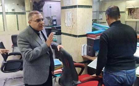 رئيس حي البساتين يتفقد المركز التكنولوجي لمتابعة خدمة المواطنين