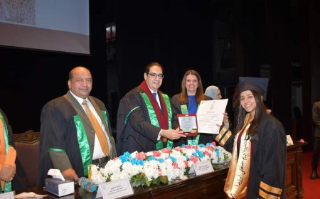 رئيس جامعة القاهرة يشهد تخريج الدفعة 95 فى كلية طب الأسنان .. ويطالب الخريجين باستكمال دراساتهم العليا