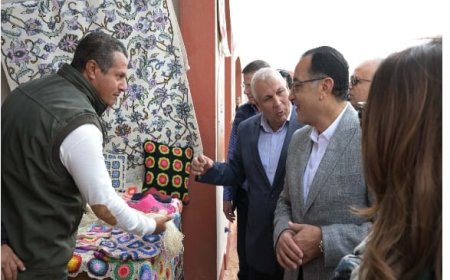 " مدبولى " يتفقد القرية التراثية بالخارجة . ومعرض أيادي مصر
