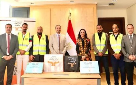 المتعافون من الإدمان بمطروح يهدون وزيرة التضامن باكورة إنتاجهم من زيت الزيتون