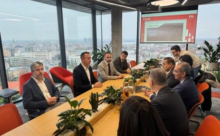 وزير الاتصالات يعقد اجتماعا مع مسئولى شركات ومؤسسات فى صربيا