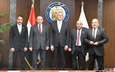 وزير البترول يلتقى اعضاء مجلسي النواب والشيوخ في مقر الوزارة بالعاصمة