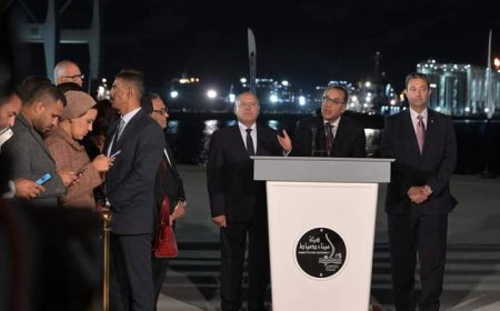 مدبولى يحضر فاعليات رفع العلم المصرى على سفينة وادى العريش