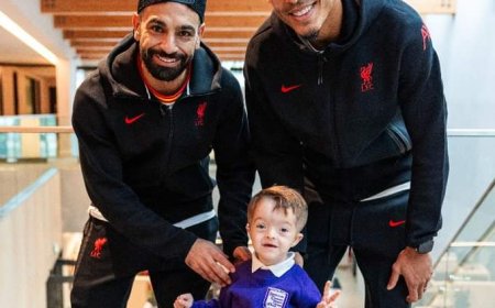 بالصور | محمد صلاح يصطحب طفلًا يعاني اضطرابًا وراثيًا نادرًا في جولة داخل مركز تدريب ليفربول