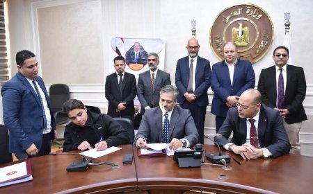 "وزير العمل يُسلم عقود عمل لذوي الهمم دعمًا لدمجهم في سوق العمل"