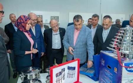 وزير الإنتاج الحربي يتفقد أحد المنافذ المتنقلة لبيع المنتجات المدنية