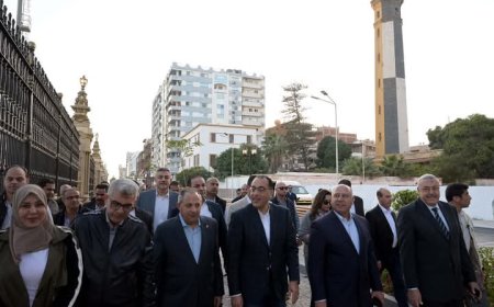 رئيس الوزراء يتفقد المرحلة الثانية من أعمال تطوير الممشى السياحي بمدينة بورسعيد "شارع فلسطين"