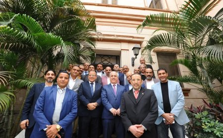 "البدوي" ووفد اللجان النقابية يهنئون "الشوربجي" بتجديد الثقة