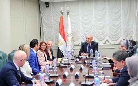 وزير التربية والتعليم يبحث مع مسئولي هيئة كامبريدج سبل تعزيز مشروعات التعاون المشترك