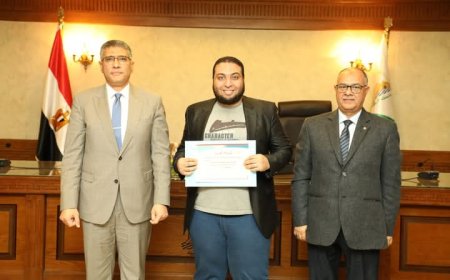 محافظ الجيزة يكرم أوائل الدورات التدريبية من موظفى الديوان العام والمراكز والمدن والأحياء