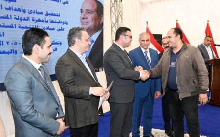 وزير الإسكان يسلم عدداً من محاضر استلام الأراضى المضافة لمدينة العبور الجديدة لمستحقيها