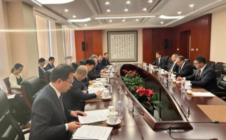 وزير الخارجية يلتقي مع وزير دائرة العلاقات الدولة باللجنة المركزية للحزب الشيوعي الصيني