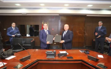 وزير الصناعة والسفير الفرنسي بالقاهرة يوقعان على خطة عمل لمشروع الخط السادس لمترو أنفاق القاهرة الكبرى