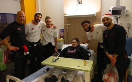 محمد صلاح مرتديا "قبعة بابا نويل" فى زيارة لمستشفى للأطفال مع نجوم ليفربول