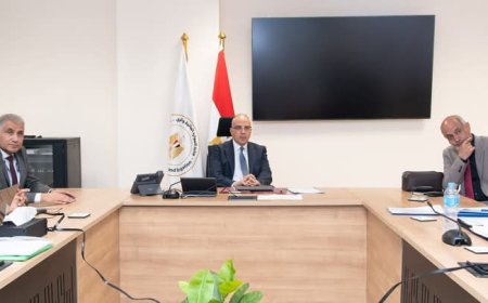 وزير الموارد المائية يتابع أعمال تطوير منظومة الري والصرف بواحة سيوة