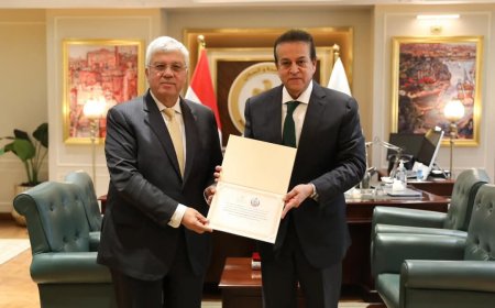 وزير الصحة يسلم وزير التعليم العالي وثيقة استلام أول شحنة من عقار "ترايكافتا" لعلاج التليف الكيسي