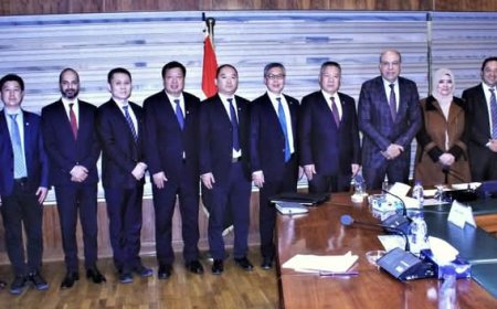 وزير الطيران المدني يلتقي بمسئولي شركة (CCCC) الصينية المتخصصة في البناء والمواصلات