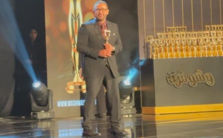 أحمد السقا يهدي جائزة النجم الذهبي من مهرجان الأفضل لـ والده المخرج صلاح السقا