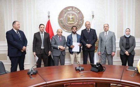 اليوم.. وزير العمل يسلم 25 عقد عمل لذوي الهمم