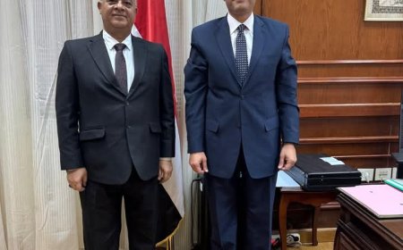 محافظ الجيزة يستقبل السكرتير العام والمساعد المجدد في أول يوم عمل لهم