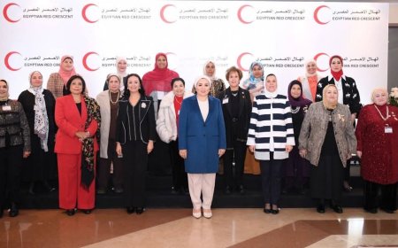السيدة إنتصار السيسي توجه الشكر لـ الهلال الأحمر والقائمين علي مبادرة “بـ إيدك تنقذى حياة”