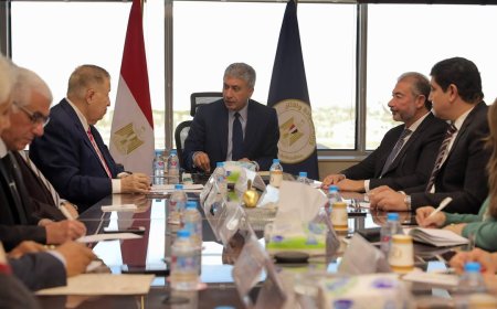 وزير السياحة والآثار يعقد اجتماعاً مع اتحاد المستثمرين المصريين لتشجيع الاستثمار السياحي في مصر