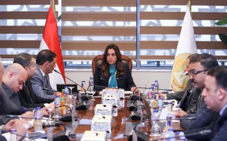 وزيرة التنمية المحلية تتابع الموقف التنفيذي لمنظومة تراخيص المحلات العامة