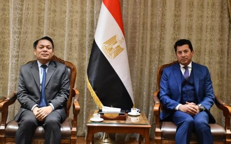 وزير الشباب والرياضة يستقبل السفير الماليزي بمصر لتعزيز التعاون بين البلدين في المجال