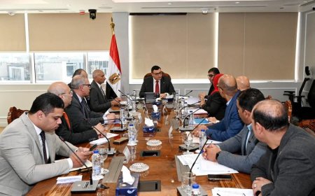 وزير الإسكان يتابع الموقف التنفيذي لمشروعات المرافق والطرق والإسكان بمدينة القاهرة الجديدة