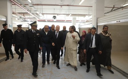 محافظ القاهرة يشهد بدء تسليم المحلات المخصصة لنقل الباعة الجائلين من سوق العاشر العشوائي إلى الحضاري