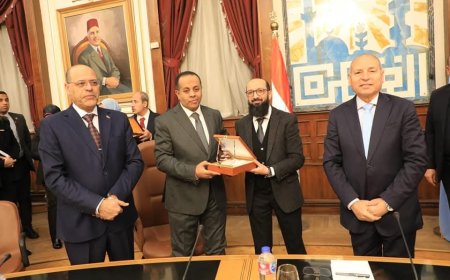 وزير العمل ومحافظ القاهرة يسلمان 90 عقد عمل منهم 70 لذوي الهمم