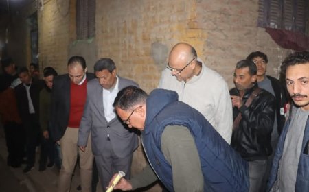 بالصور| محافظ القليوبية ينتقل الى موقع انهيار ارضي أسفل أحد العقارات في قرية العلوة بـ قليوب