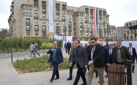 رئيس الوزراء يتفقد مشروع "أرابيسك" بسور مجرى العيون..ويُسلم عقود عددٍ من الوحدات للمُستفيدين