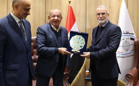 محافظ بغداد يكرم لطفي لبيب ونزار الفارس بدرع الإبداع في بغداد