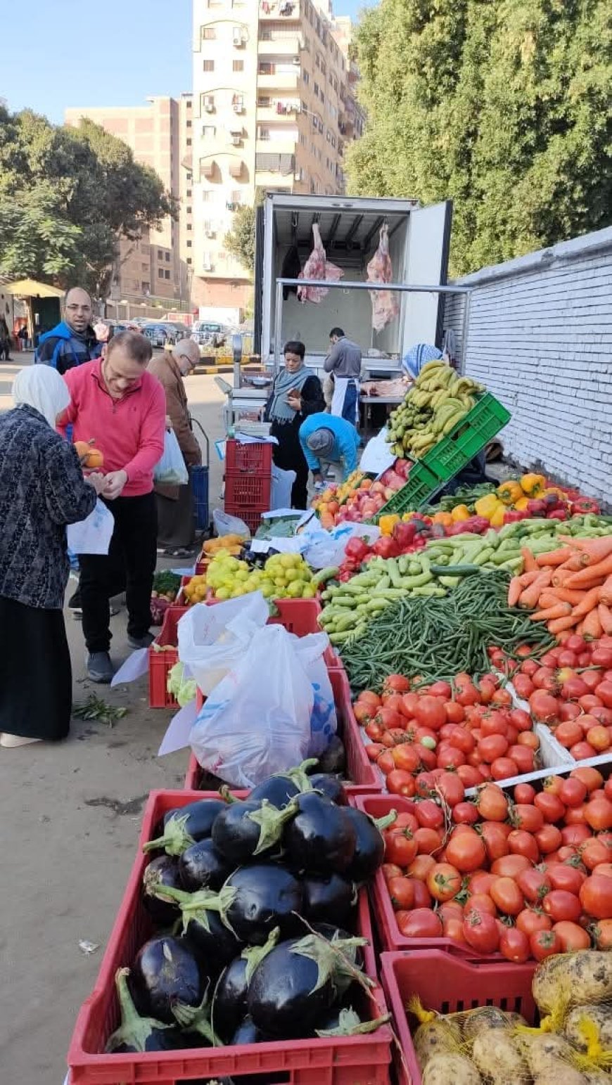 محافظ الجيزة يتابع انتظام فتح سوق اليوم الواحد بإمبابة