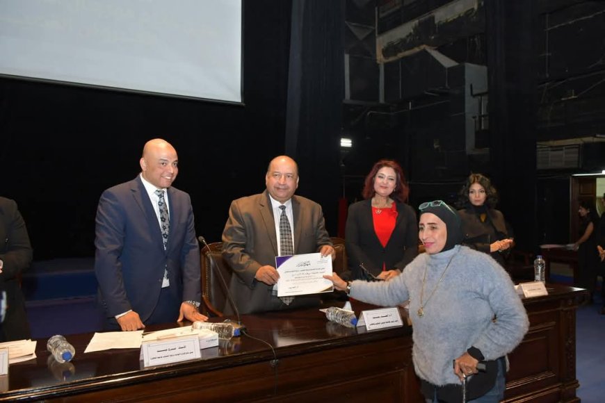 "رجب": العروض المسرحية ليست مجرد وسيلة للترفيه..و"عبد الصادق" يؤكد دعم الجامعة للنشاط المسرحي