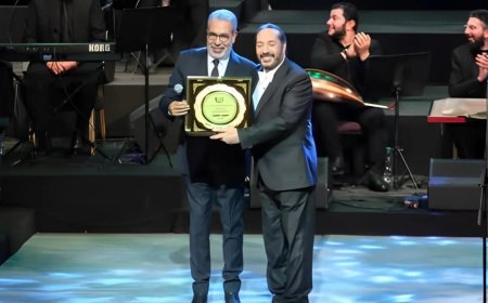 مدحت العدل يهدي درع جمعية المؤلفين لإسم الفنان أحمد الحجار