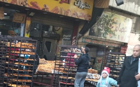 الأهالي يطالبون وزيرة  التنمية المحلية بوقف فوضى المحلات والمقاهي في ميدان الجيزة