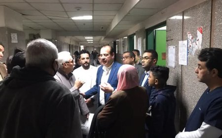 نائب وزير الصحة يتفقد مستشفيات الجيزة و يمنح مكافأت و جزاءات للمقصرين