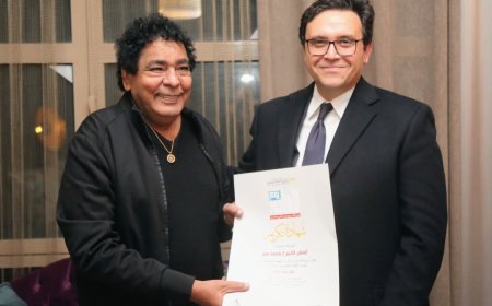 بالفيديو| وزير الثقافة يزور الفنان محمد منير في منزله لـ تكريمه في يوم الثقافة المصرية
