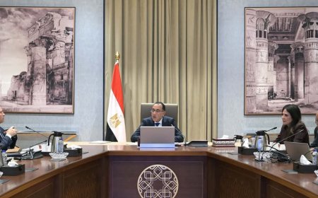 رئيس الوزراء يتابع مع محافظ القاهرة موقف عدد من ملفات العمل والمشروعات الخدمية