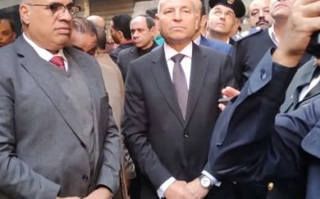 محافظ القاهرة يتفقد موقع حريق عقار سوق التوفيقية