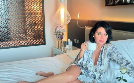 رانيا يوسف تظهر بالبيجامة في صورة جديدة من داخل غرفتها بالرياض