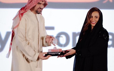 بالصور| تكريم حسين الجسمي ضيف شرف حفل خريجي الجامعة الأميركية في الشارقة