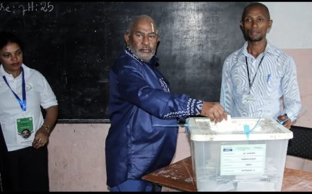 رئيس جزر القمر يعلن نيته تسليم السلطة لإبنه