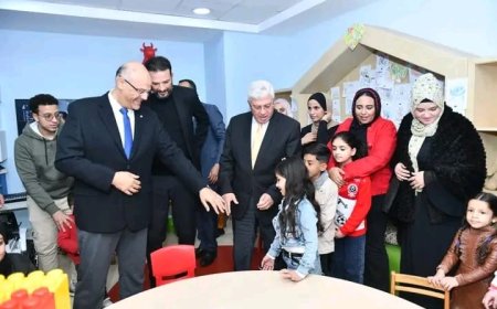 وزير التعليم العالي يتفقد مصابي غزة بمستشفى الناس الخيري